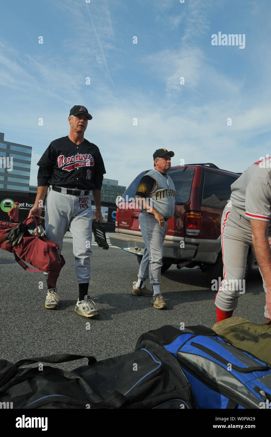 Democratici sost. Bart Stupak (D-MI) scarica la sua marcia prima di giocare contro i repubblicani al quarantanovesimo Congresso Annuale di Baseball gioco al Nationals Stadium di Washington il 29 giugno 2010. UPI/Alexis C. Glenn Foto Stock