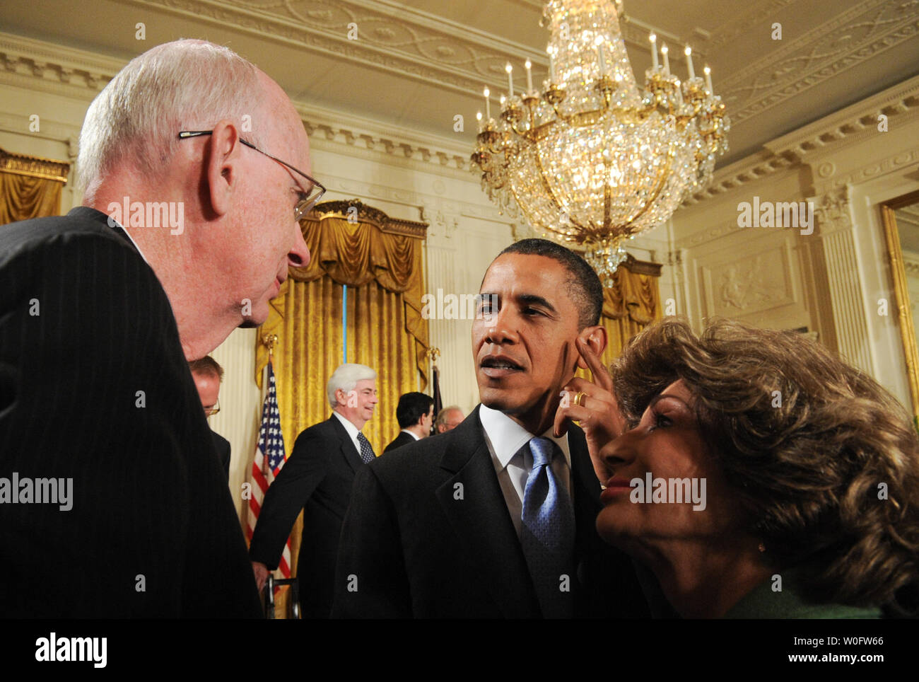 Stati Uniti Il presidente Barack Obama parla al Sen. Bob Bennett (R-UT) dopo che Obama ha firmato l'Iran sanzioni Bill nella Sala Est della Casa Bianca a Washington il 1 luglio 2010. Il Sen. Bennett è stato recentemente sconfitto nel senato repubblicano primario da Tim Bridgewater, un Tea Party vistato candidato. UPI/Alexis C. Glenn Foto Stock