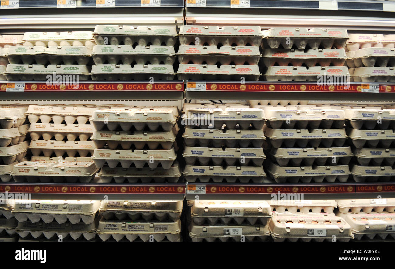 Le uova vengono visualizzate in un negozio di alimentari a Washington il 20 agosto 2010. Iowa di scrivere nella contea di uovo ha ricordato come molti come 380 milioni di uova, eventualmente contaminata da salmonella, che vengono confezionati sotto il nome di 19 marchi venduti in 17 stati. UPI/Alexis C. Glenn Foto Stock