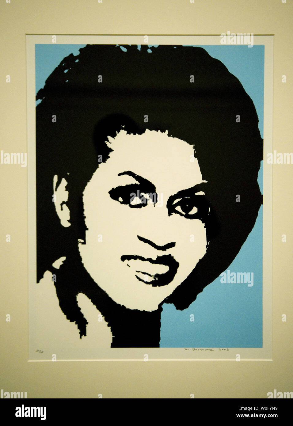 Una serigrafia della first lady Michelle Obama da Mickalene Thomas è visto internamente il Smithsonian's National Portrait Gallery di Washington il 22 agosto 2010. La nuova mostra, "Americani ora", aperto venerdì, con nomi famosi dalla scienza, business, del governo e delle arti. UPI/Kevin Dietsch Foto Stock