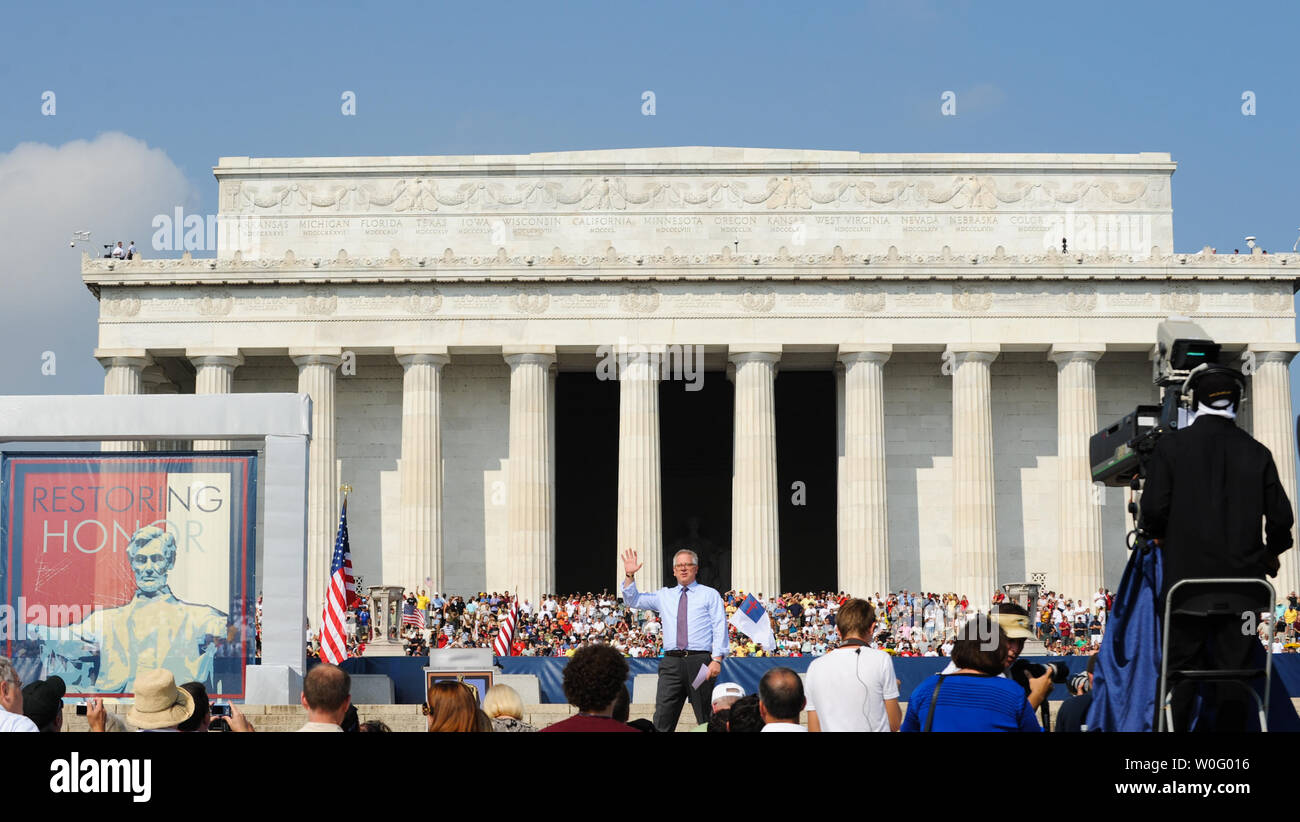Fox News host TV Glenn Beck parla al suo 'Ripristino onore' rally presso il Lincoln Memorial a Washington il 28 agosto 2010. Il conservatore rally, ufficiosamente affiliati con il Tea Party movimento, ha attratto centinaia di migliaia di partecipanti. Beck agitata polemiche scegliendo per ospitare un rally su 28 Agosto presso il Lincoln Memorial, come è sul quarantasettesimo anniversario e la stessa posizione del dottor Martin Luther King Jr. storica "Ho un sogno" discorso. UPI/Alexis C. Glenn Foto Stock