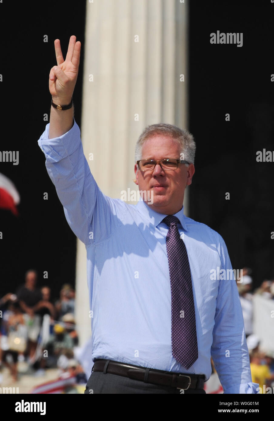 Fox News host TV Glenn Beck parla al suo 'Ripristino onore' rally presso il Lincoln Memorial a Washington il 28 agosto 2010. Il conservatore rally, ufficiosamente affiliati con il Tea Party movimento, ha attratto centinaia di migliaia di partecipanti. Beck agitata polemiche scegliendo per ospitare un rally su 28 Agosto presso il Lincoln Memorial, come è sul quarantasettesimo anniversario e la stessa posizione del dottor Martin Luther King Jr. storica "Ho un sogno" discorso. UPI/Alexis C. Glenn Foto Stock