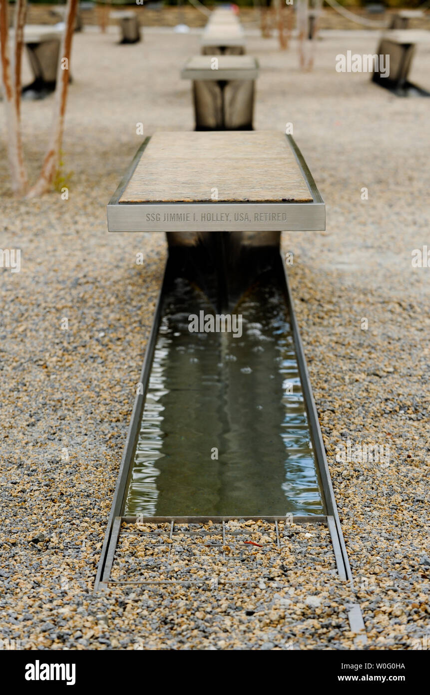 Panchine che rappresentano il 184 vite perdute nel settembre 11, 2001 attacco terroristico contro il Pentagono sono visti al Pentagono Memorial in Arlington, Virginia, il 10 settembre 2010. UPI/Alexis C. Glenn Foto Stock