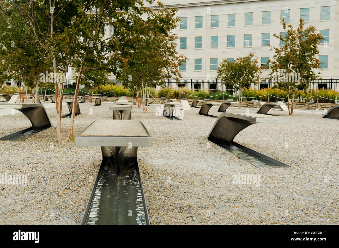 Panchine che rappresentano il 184 vite perdute nel settembre 11, 2001 attacco terroristico contro il Pentagono sono visti al Pentagono Memorial in Arlington, Virginia, il 10 settembre 2010. UPI/Alexis C. Glenn Foto Stock