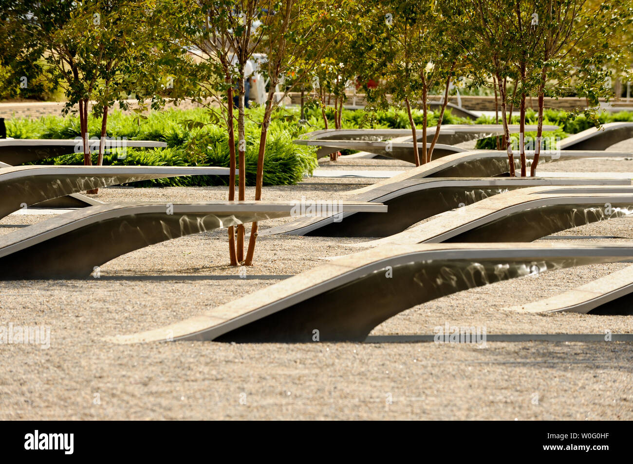 Panchine che rappresentano il 184 vite perdute nel settembre 11, 2001 attacco terroristico contro il Pentagono sono visti al Pentagono Memorial in Arlington, Virginia, il 10 settembre 2010. UPI/Alexis C. Glenn Foto Stock