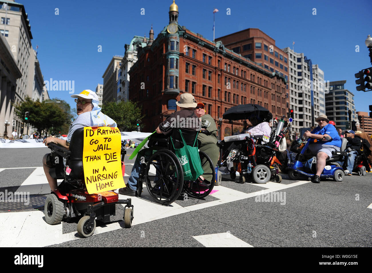 I membri di adeguarsi, i diritti dei portatori di handicap, gruppo di blocco off 15th Street vicino alla Casa Bianca come essi per protesta il Presidente Obama per espandere e il supporto su base comunitaria a lungo termine dei servizi per le persone con disabilità a Washington il 20 settembre 2010. UPI/Kevin Dietsch Foto Stock