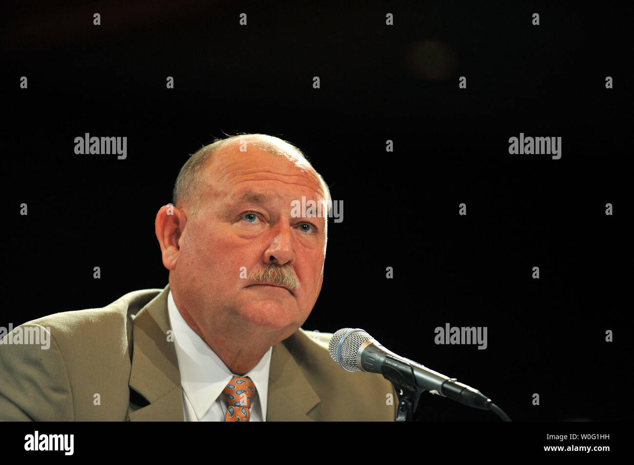 Pensionati Adm. Thad Allen, national incident commander per la Gulf oil spill, partecipa a un panel di discussione sul processo decisionale all'interno del comando unificato nel corso di una audizione pubblica sulla risposta al BP Deepwater Horizion fuoriuscite di olio, a Washington nel mese di settembre, 27, 2010. UPI/Kevin Dietsch Foto Stock