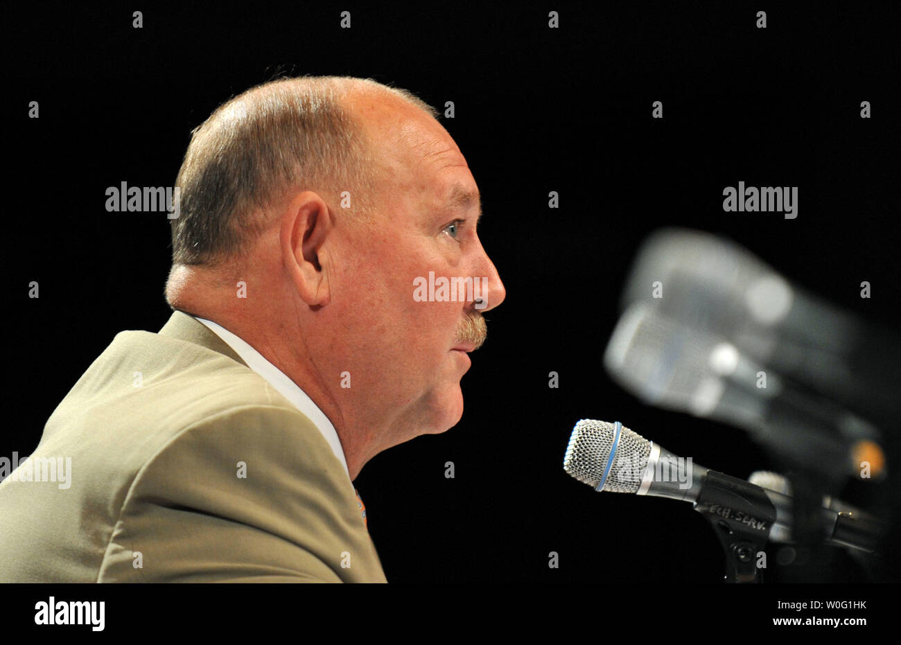 Pensionati Adm. Thad Allen, national incident commander per la Gulf oil spill, partecipa a un panel di discussione sul processo decisionale all'interno del comando unificato nel corso di una audizione pubblica sulla risposta al BP Deepwater Horizion fuoriuscite di olio, a Washington nel mese di settembre, 27, 2010. UPI/Kevin Dietsch Foto Stock