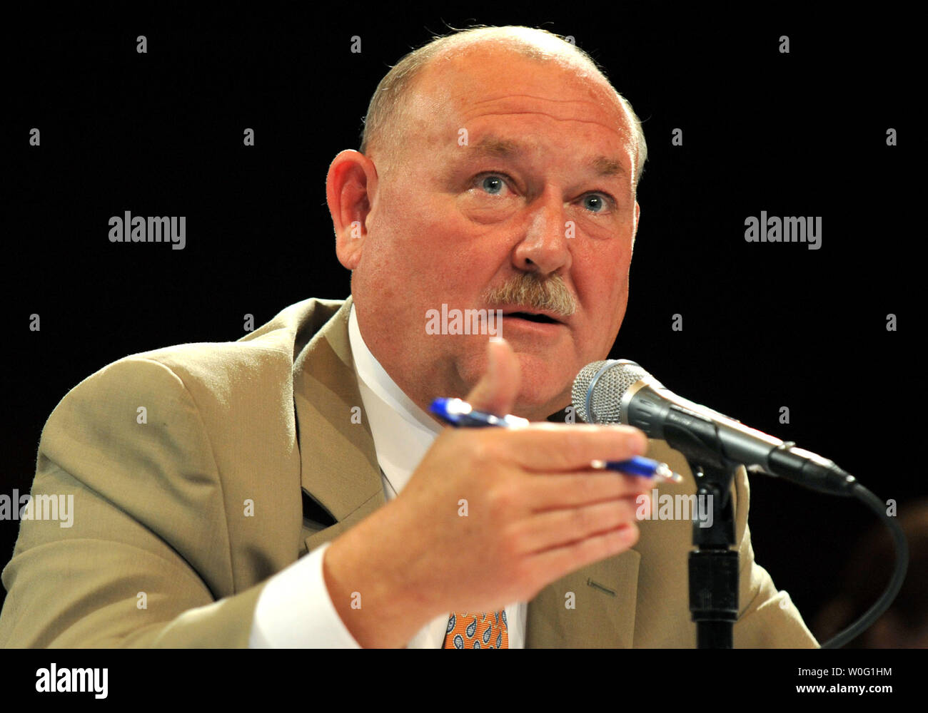 Pensionati Adm. Thad Allen, national incident commander per la Gulf oil spill, partecipa a un panel di discussione sul processo decisionale all'interno del comando unificato nel corso di una audizione pubblica sulla risposta al BP Deepwater Horizion fuoriuscite di olio, a Washington nel mese di settembre, 27, 2010. UPI/Kevin Dietsch Foto Stock