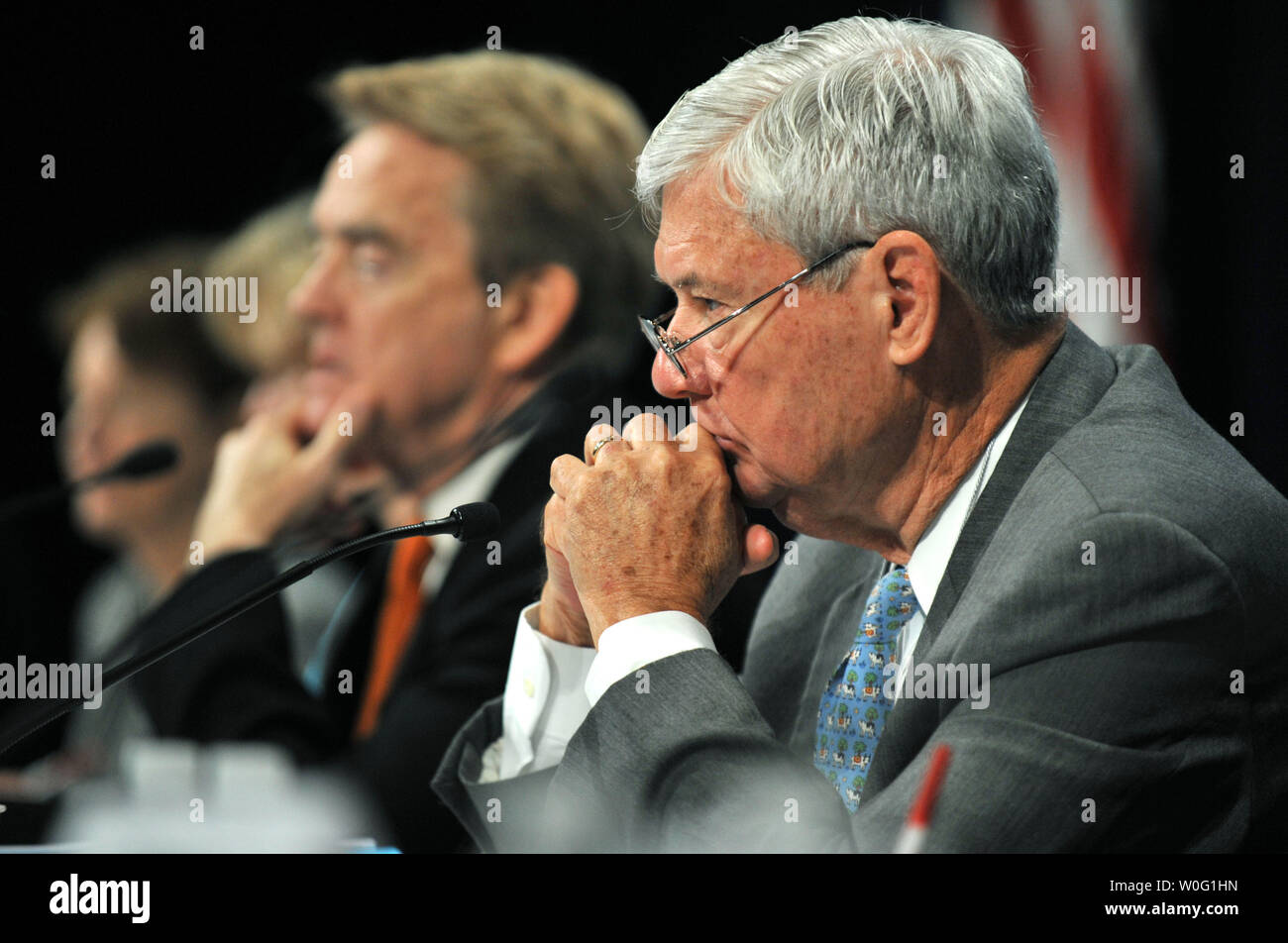 Bob Graham, copresidente della commissione nazionale sulla BP Deepwater Horizon fuoriuscite di olio e di perforazione offshore, ascolta pensionati Adm. Thad Allen, national incident commander per la Gulf oil spill, durante un panel di discussione sul processo decisionale all'interno del comando unificato nel corso di una audizione pubblica sulla risposta al BP Deepwater Horizion fuoriuscite di olio, a Washington nel mese di settembre, 27, 2010. UPI/Kevin Dietsch Foto Stock