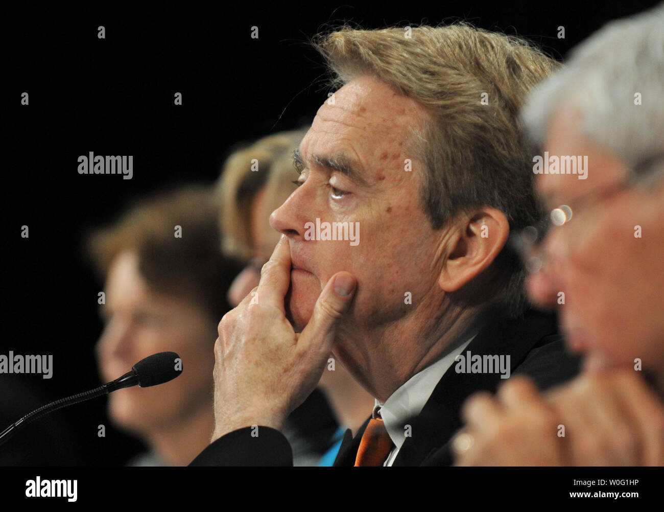 William Reilly, copresidente della commissione nazionale sulla BP Deepwater Horizon fuoriuscite di olio e di perforazione offshore, ascolta pensionati Adm. Thad Allen, national incident commander per la Gulf oil spill, durante un panel di discussione sul processo decisionale all'interno del comando unificato nel corso di una audizione pubblica sulla risposta al BP Deepwater Horizion fuoriuscite di olio, a Washington nel mese di settembre, 27, 2010. UPI/Kevin Dietsch Foto Stock