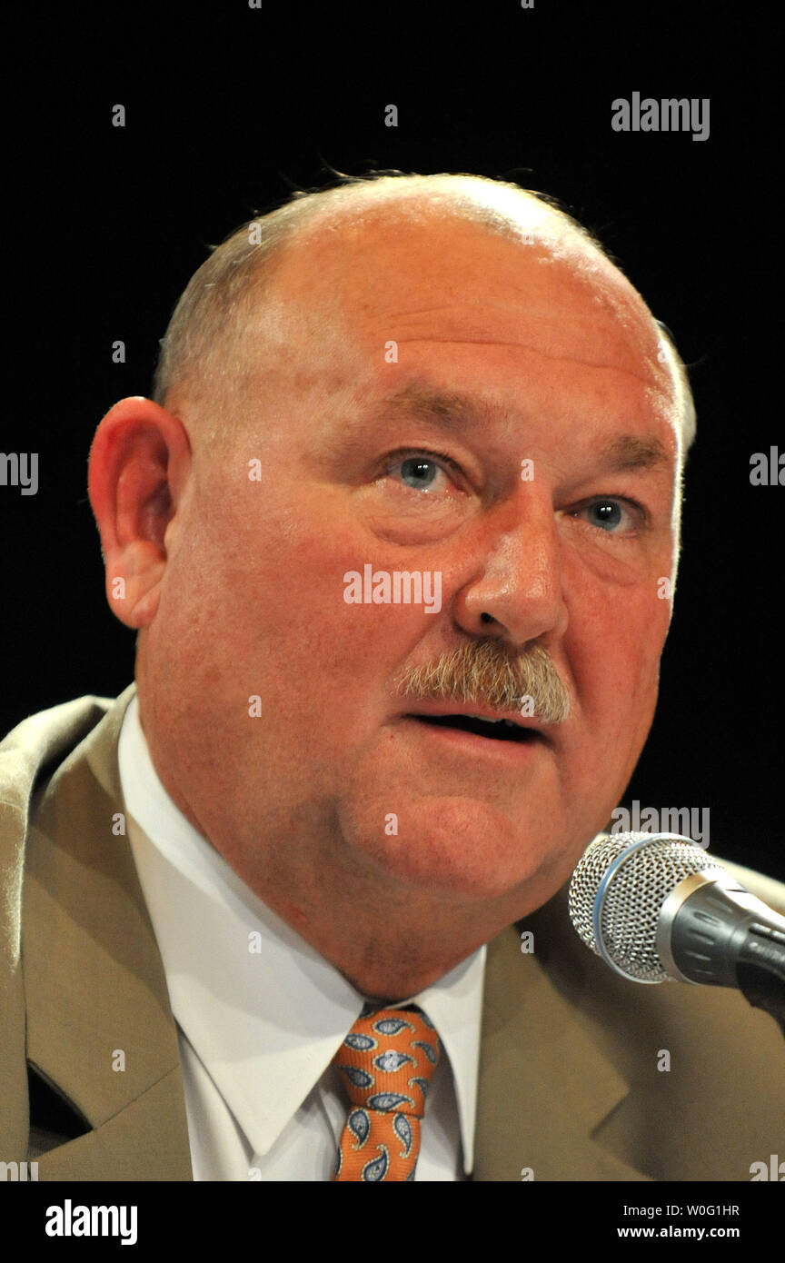 Pensionati Adm. Thad Allen, national incident commander per la Gulf oil spill, partecipa a un panel di discussione sul processo decisionale all'interno del comando unificato nel corso di una audizione pubblica sulla risposta al BP Deepwater Horizion fuoriuscite di olio, a Washington nel mese di settembre, 27, 2010. UPI/Kevin Dietsch Foto Stock