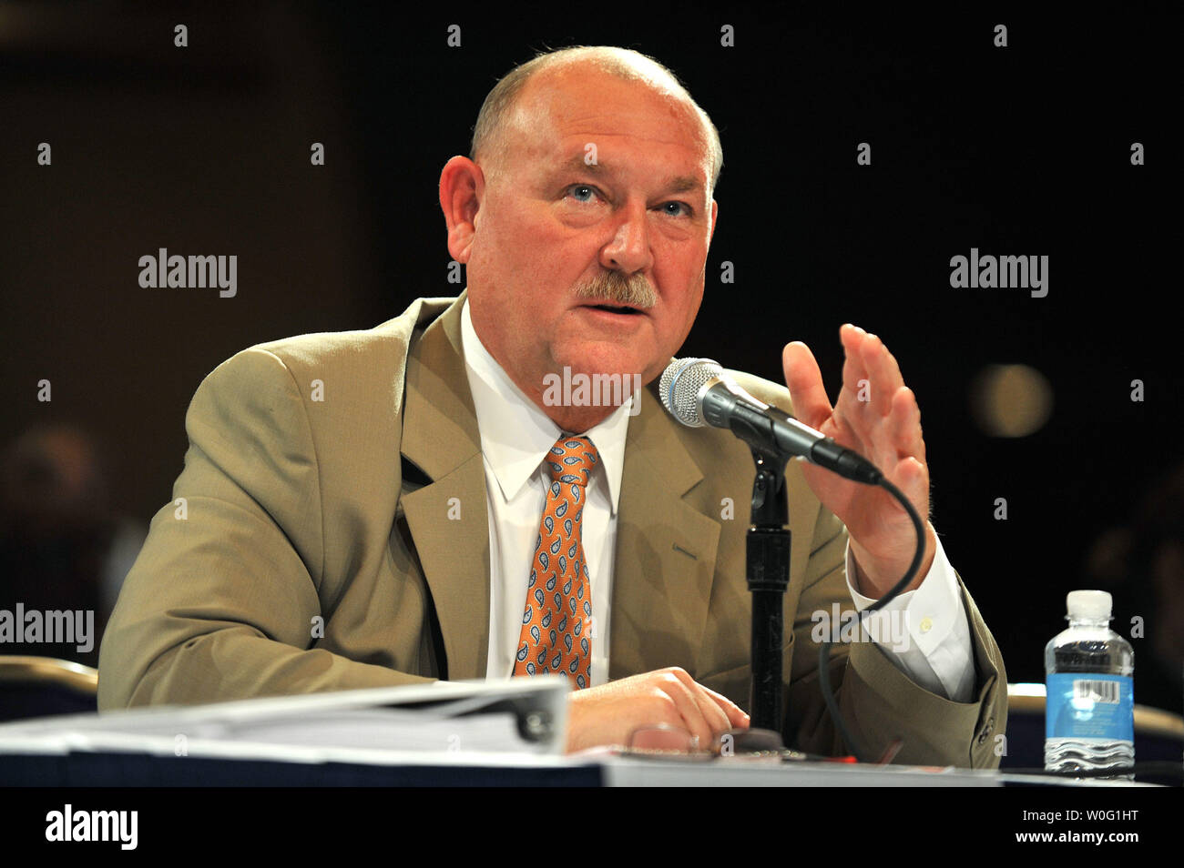 Pensionati Adm. Thad Allen, national incident commander per la Gulf oil spill, partecipa a un panel di discussione sul processo decisionale all'interno del comando unificato nel corso di una audizione pubblica sulla risposta al BP Deepwater Horizion fuoriuscite di olio, a Washington nel mese di settembre, 27, 2010. UPI/Kevin Dietsch Foto Stock