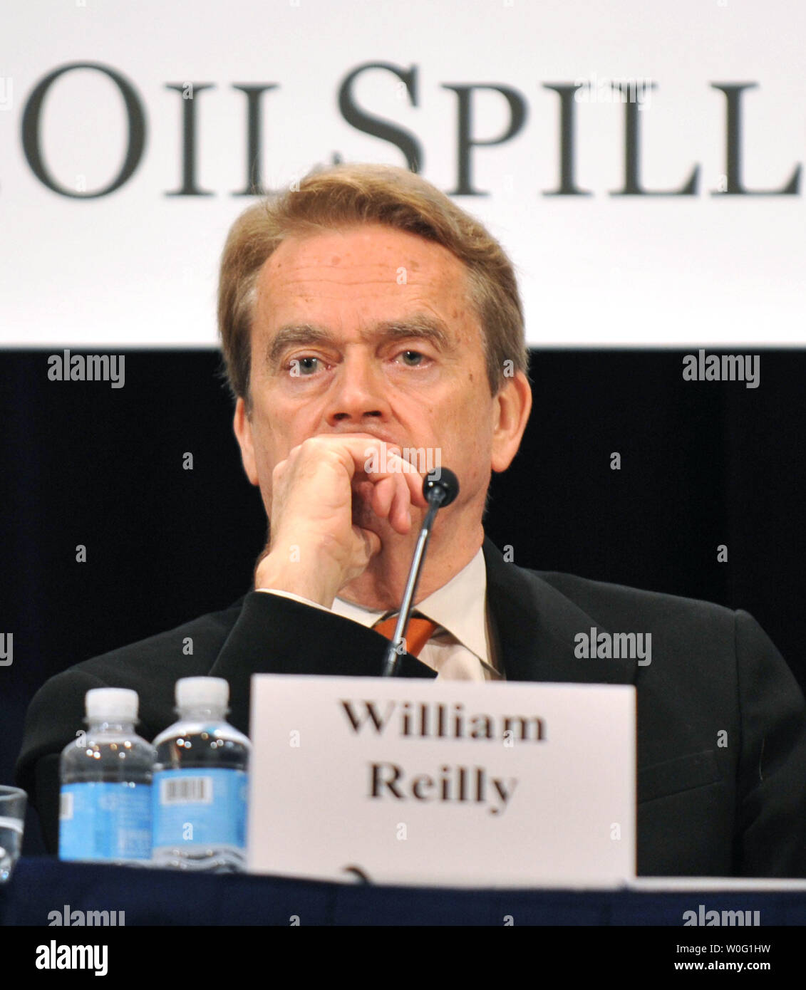 William Reilly, copresidente della commissione nazionale sulla BP Deepwater Horizon fuoriuscite di olio e di perforazione offshore, domande pensionati Adm. Thad Allen, national incident commander per la Gulf oil spill, durante un panel di discussione sul processo decisionale all'interno del comando unificato nel corso di una audizione pubblica sulla risposta al BP Deepwater Horizion fuoriuscite di olio, a Washington nel mese di settembre, 27, 2010. UPI/Kevin Dietsch Foto Stock