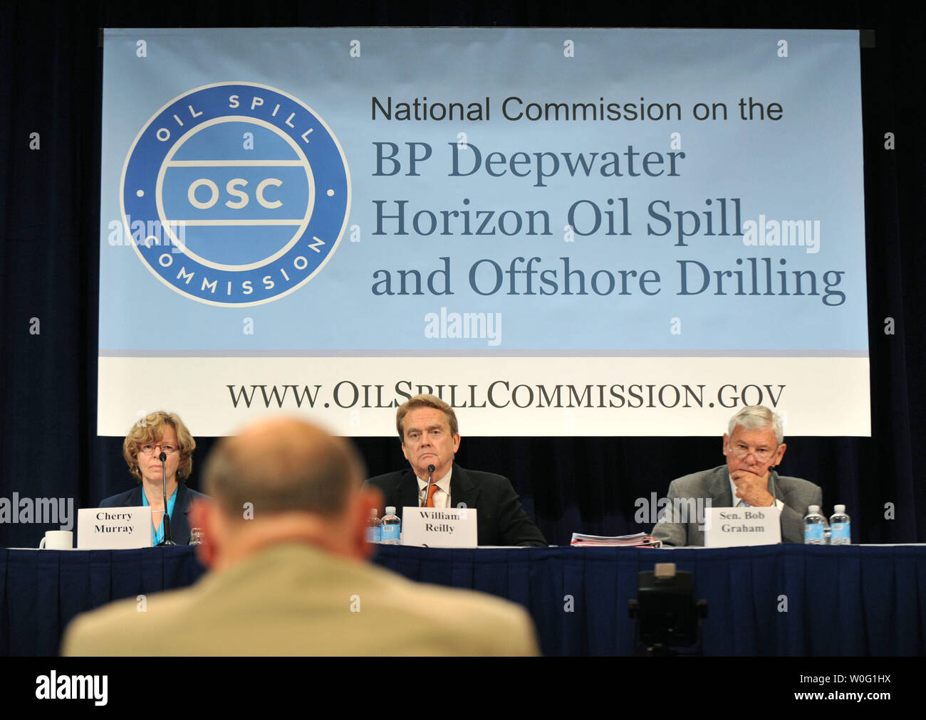 William Reilly (C) e Bob Graham (R) i Presidenti della Commissione Nazionale sulla BP Deepwater Horizon fuoriuscite di olio e di perforazione offshore, e membro della commissione Cherry Murray ascoltare come pensionati Adm. Thad Allen, national incident commander per la Gulf oil spill, testimonia durante un panel di discussione sul processo decisionale all'interno del comando unificato nel corso di una audizione pubblica sulla risposta al BP Deepwater Horizion fuoriuscite di olio, a Washington nel mese di settembre, 27, 2010. UPI/Kevin Dietsch Foto Stock