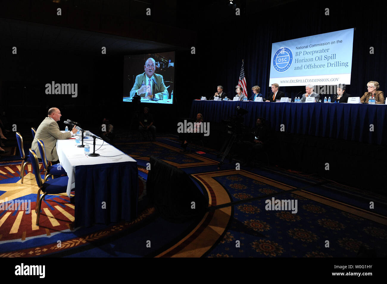 Pensionati Adm. Thad Allen, national incident commander per la Gulf oil spill, partecipa a un panel di discussione sul processo decisionale all'interno del comando unificato nel corso di una audizione pubblica sulla risposta al BP Deepwater Horizion fuoriuscite di olio, a Washington nel mese di settembre, 27, 2010. UPI/Kevin Dietsch Foto Stock