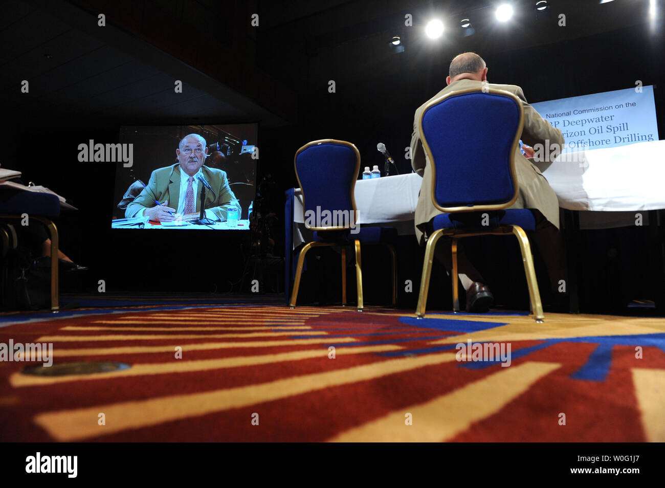 Pensionati Adm. Thad Allen, national incident commander per la Gulf oil spill, partecipa a un panel di discussione sul processo decisionale all'interno del comando unificato nel corso di una audizione pubblica sulla risposta al BP Deepwater Horizion fuoriuscite di olio, a Washington nel mese di settembre, 27, 2010. UPI/Kevin Dietsch Foto Stock