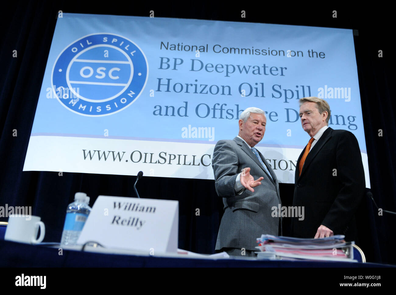 William Reilly (R) e Bob Graham Presidenti della Commissione Nazionale sulla BP Deepwater Horizon fuoriuscite di olio e di perforazione offshore, parlare prima di un panel di discussione sull'uso di disperdenti durante un' audizione pubblica sulla risposta al BP Deepwater Horizon fuoriuscite di olio, a Washington nel mese di settembre, 27, 2010. UPI/Kevin Dietsch Foto Stock