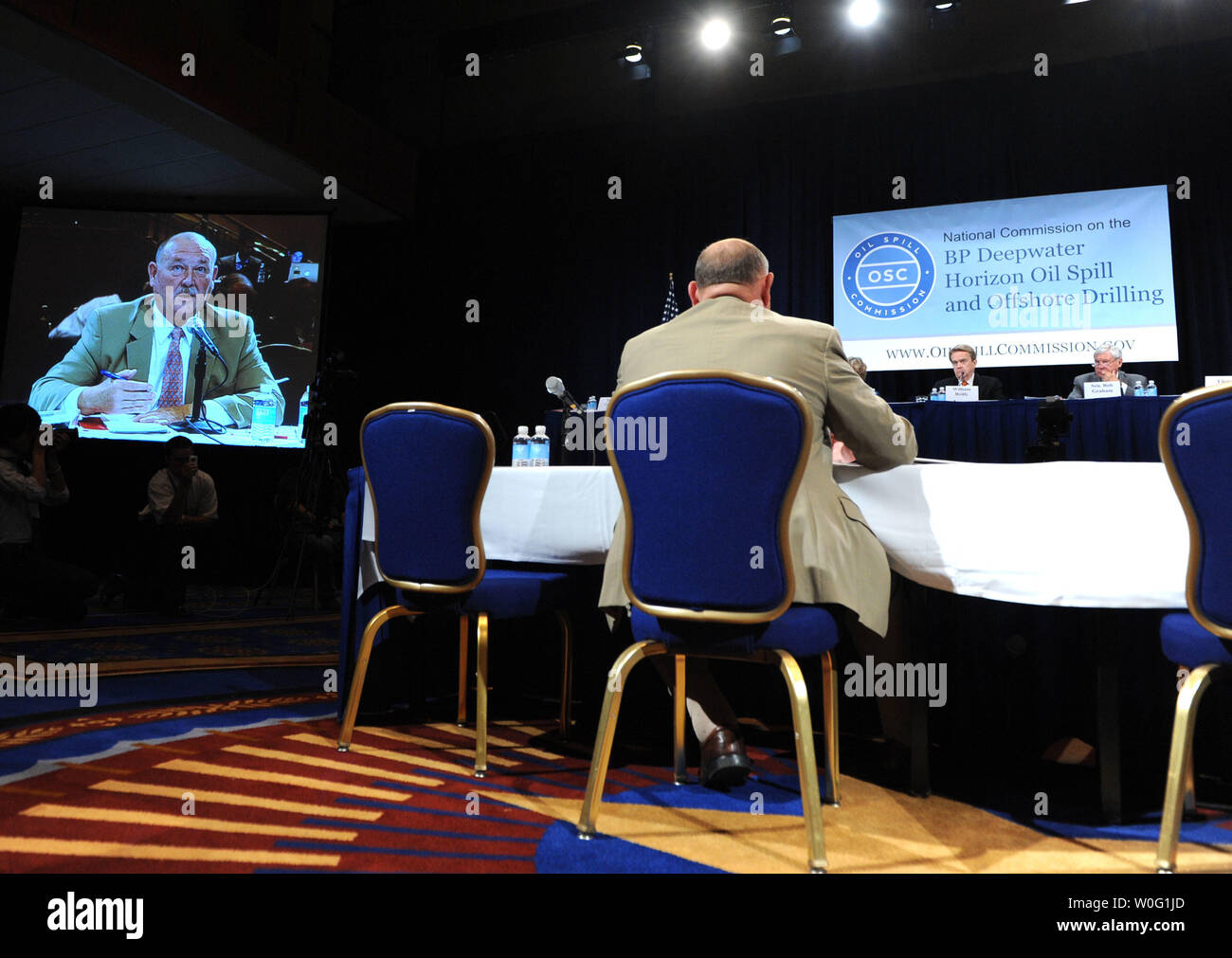 Pensionati Adm. Thad Allen, national incident commander per la Gulf oil spill, partecipa a un panel di discussione sul processo decisionale all'interno del comando unificato nel corso di una audizione pubblica sulla risposta al BP Deepwater Horizion fuoriuscite di olio, a Washington nel mese di settembre, 27, 2010. UPI/Kevin Dietsch Foto Stock