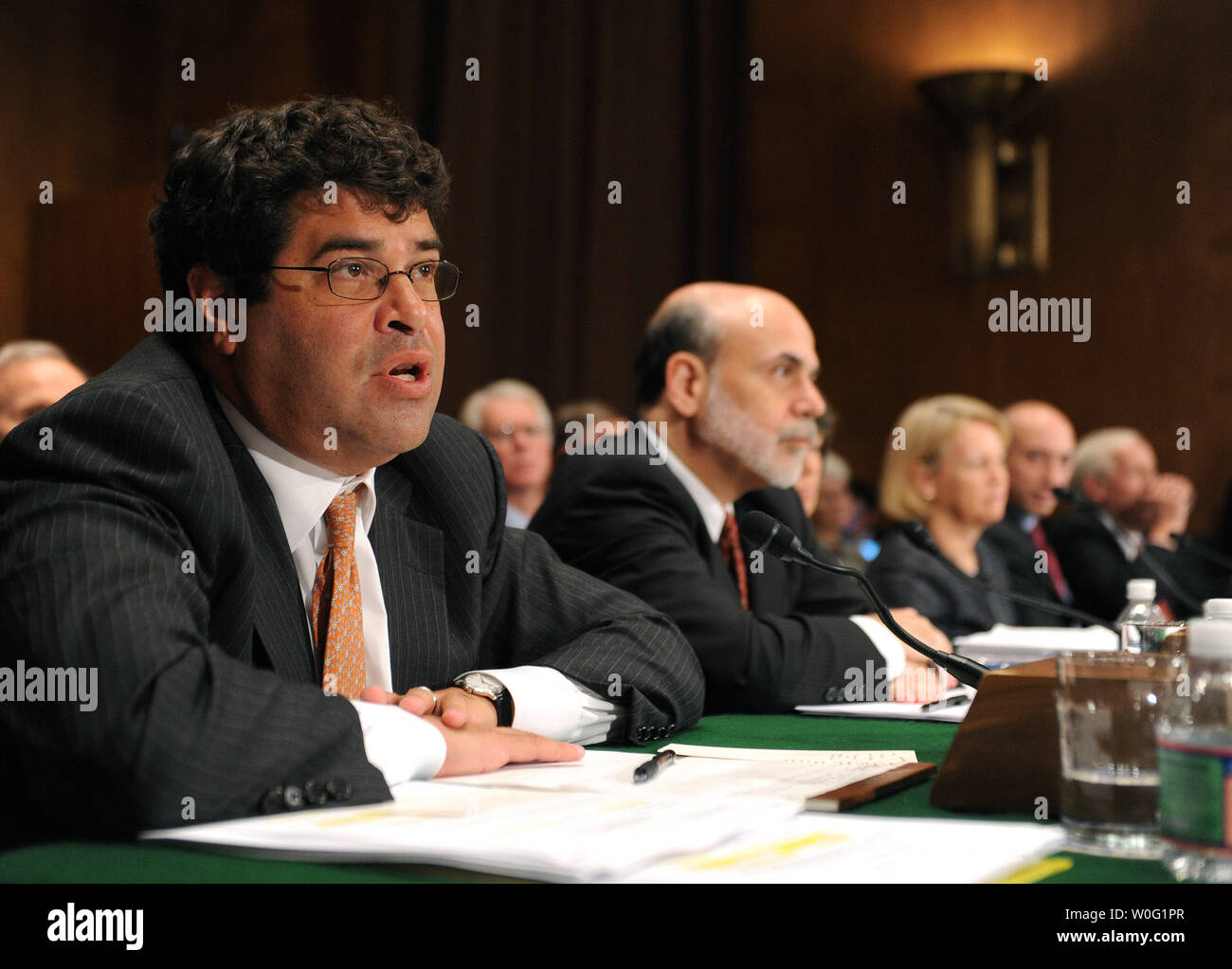 Da sinistra a destra, vice segretario del Tesoro Neal Wolin, Federal Reserve Chairman Ben Bernanke, la Securities and Exchange Commission Presidente Mary Schapiro, Commodity Futures Trading Presidente Commissione Gary Gensler e deliberando Comptroller della moneta John Walsh testimonia sull'attuazione dell'Dodd-Frank Wall Street e di riforma di legge sulla tutela dei consumatori prima di un Senato Banking, alloggiamento e gli affari urbani audizione del Comitato a Washington il 30 settembre 2010. UPI/Kevin Dietsch Foto Stock