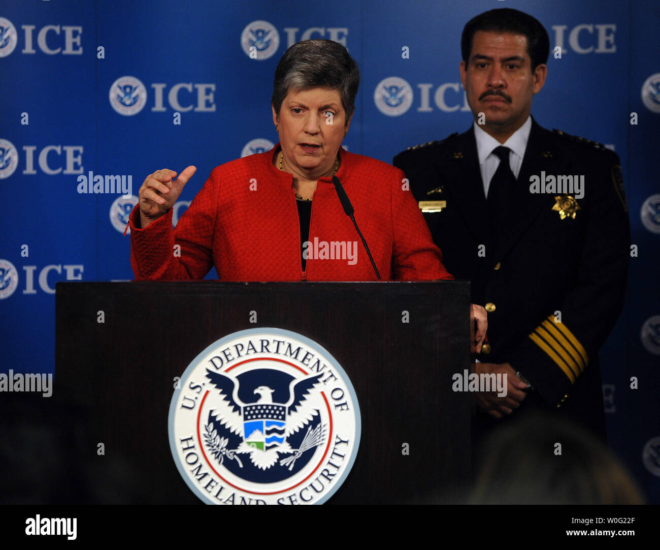 Il Segretario del Dipartimento per la Sicurezza Interna Janet Napolitano discute di immigrazione risultati di esecuzione nel corso di una conferenza stampa a Washington il 6 ottobre 2010. A destra è Harris County, Texas, sceriffo Adrian Garcia. UPI/Roger L. Wollenberg Foto Stock