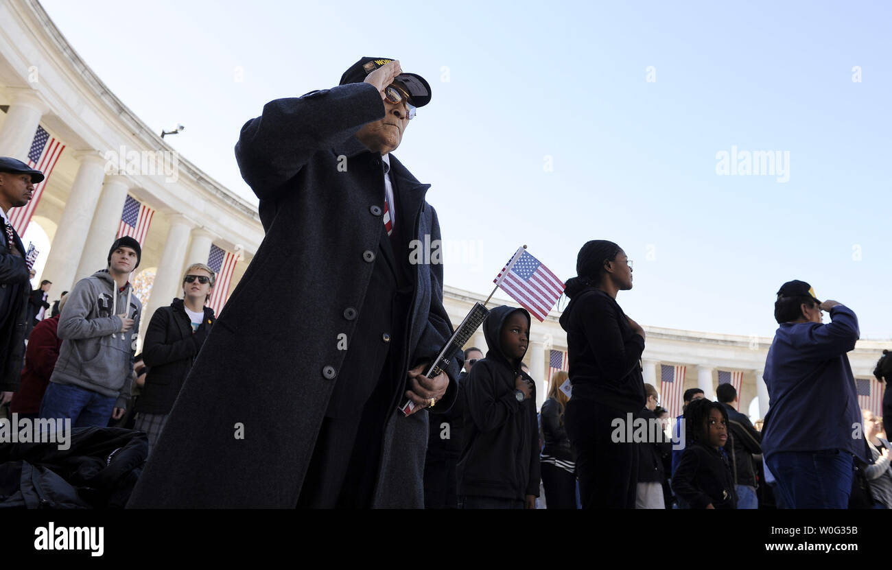 Celestino Almeda saluta durante le cerimonie sui veterani del giorno presso il Cimitero Nazionale di Arlington in Arlington, Virginia, il 11 novembre 2010. UPI/Roger L. Wollenberg Foto Stock