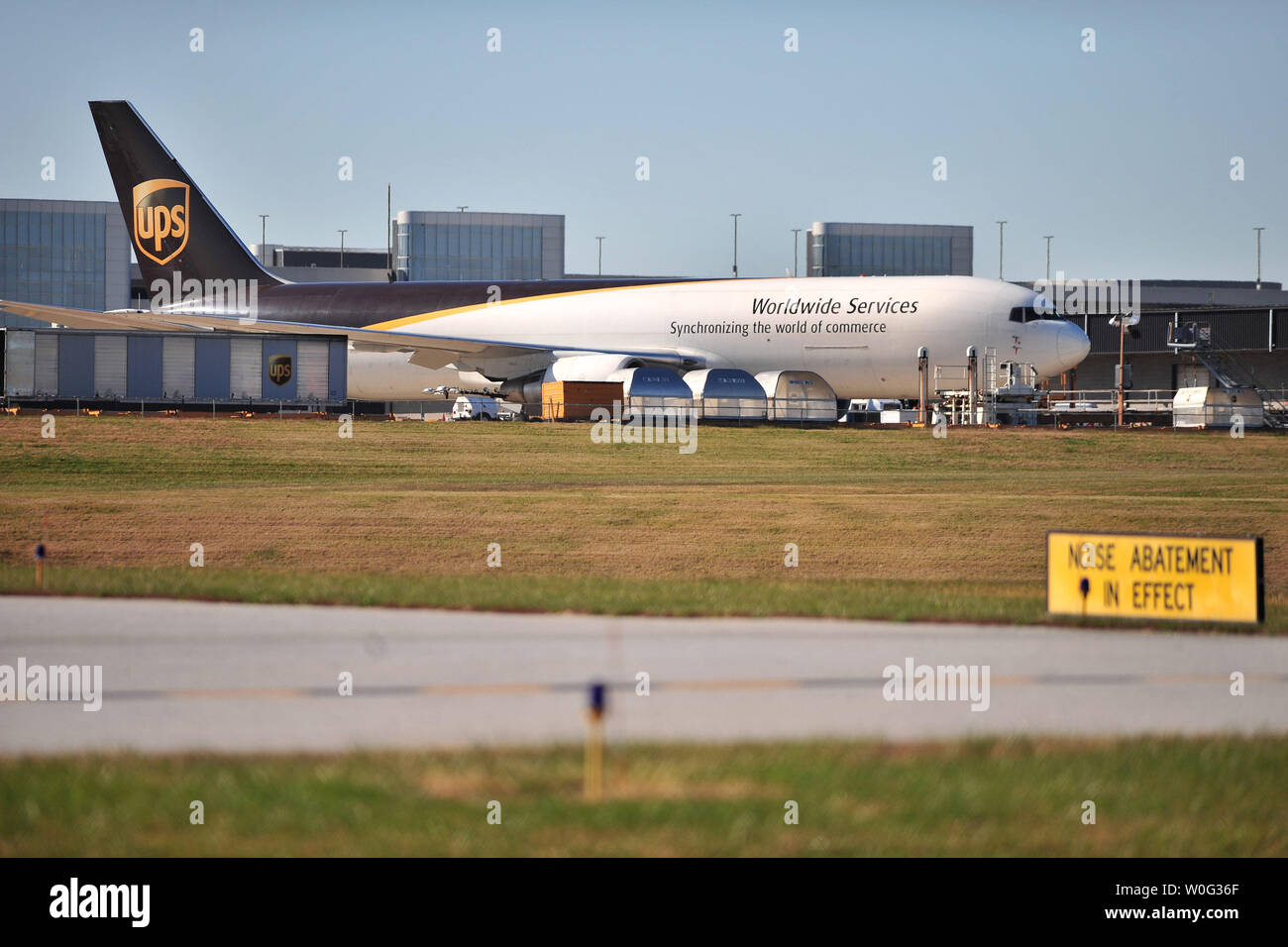 Un UPS cargo aereo si siede su asfalto at BWI Airport cargo di facility a Baltimora nel novembre 11, 2010. UPI/Kevin Dietsch Foto Stock