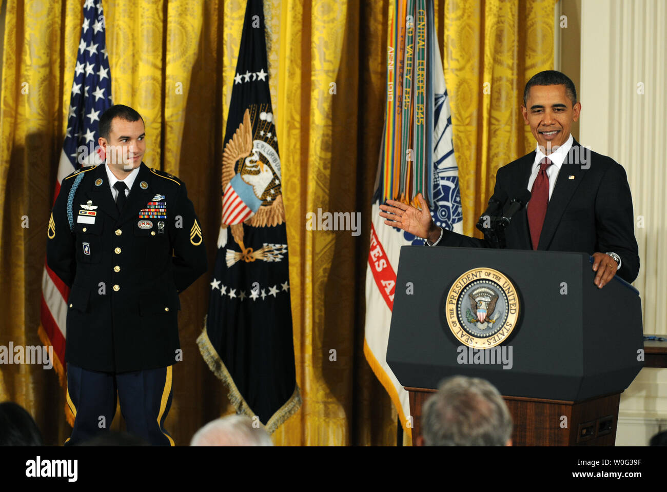 Il presidente Barack Obama introduce U.S. Il personale dell'esercito sergente Salvatore Giunta prima della stipulazione di lui la medaglia d'onore durante una cerimonia che si terrà nella Sala Est della Casa Bianca di Washington il 16 novembre 2010. Il 25-anno-vecchio Iowan ricevuto della nazione militare top award per le sue azioni eroiche in Afghanistan, ed è il primo servizio di vita gli stati a ricevere il premio dato che la guerra del Vietnam. Altri sono stati aggiudicati postumo. UPI/Pat Benic Foto Stock