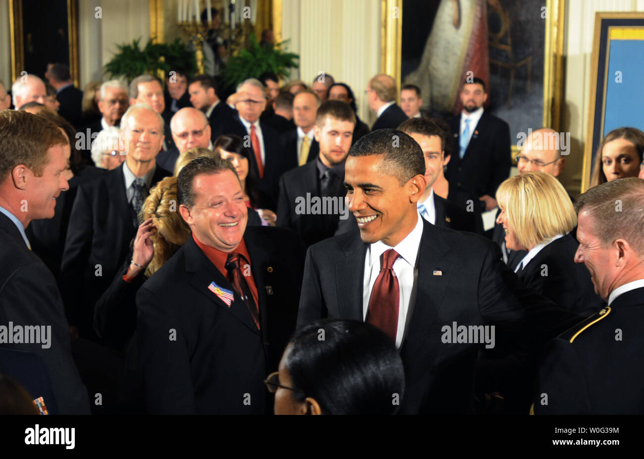 Il presidente Barack Obama lascia la sala est dopo la cerimonia di assegnazione U.S. Il personale dell'esercito sergente Salvatore Giunta con la medaglia d'onore alla Casa Bianca di Washington il 16 novembre 2010. Il 25-anno-vecchio Iowan ricevuto della nazione militare top award per le sue azioni eroiche in Afghanistan, ed è il primo servizio di vita gli stati a ricevere il premio dato che la guerra del Vietnam. Altri sono stati aggiudicati postumo. UPI/Pat Benic Foto Stock