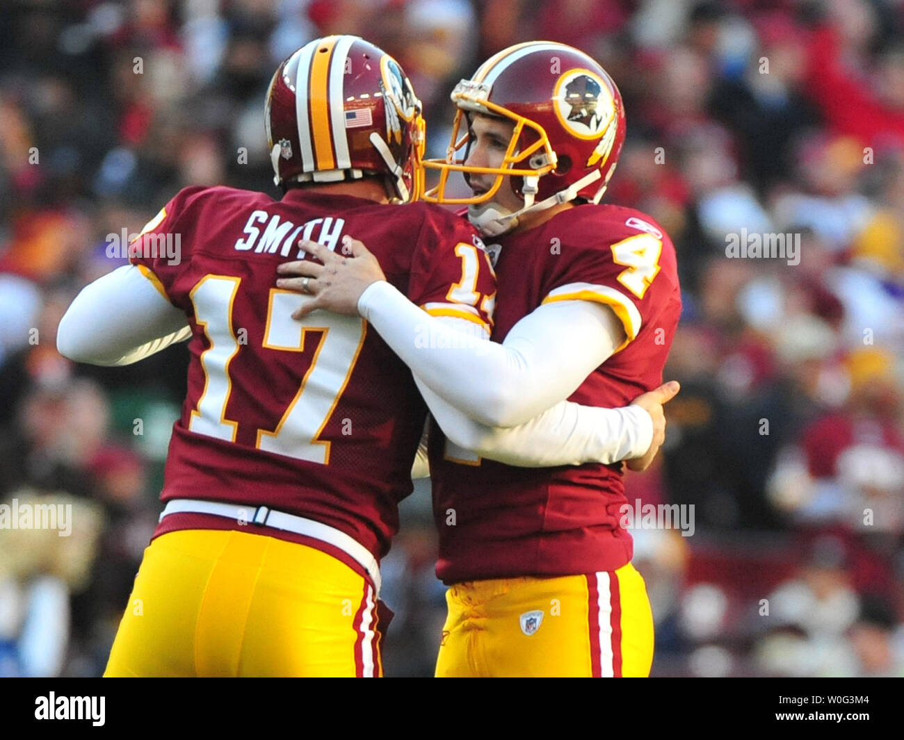 Washington Redskins kicker Graham Gano celebra con supporto Hunter Smith dopo calci un 42-cantiere field goal contro il Minnesota Vikings durante il quarto trimestre di FedEx Campo in Landover, Maryland il 28 novembre 2010. I Vichinghi sconfitti alle pellerosse 17-13. UPI/Kevin Dietsch Foto Stock