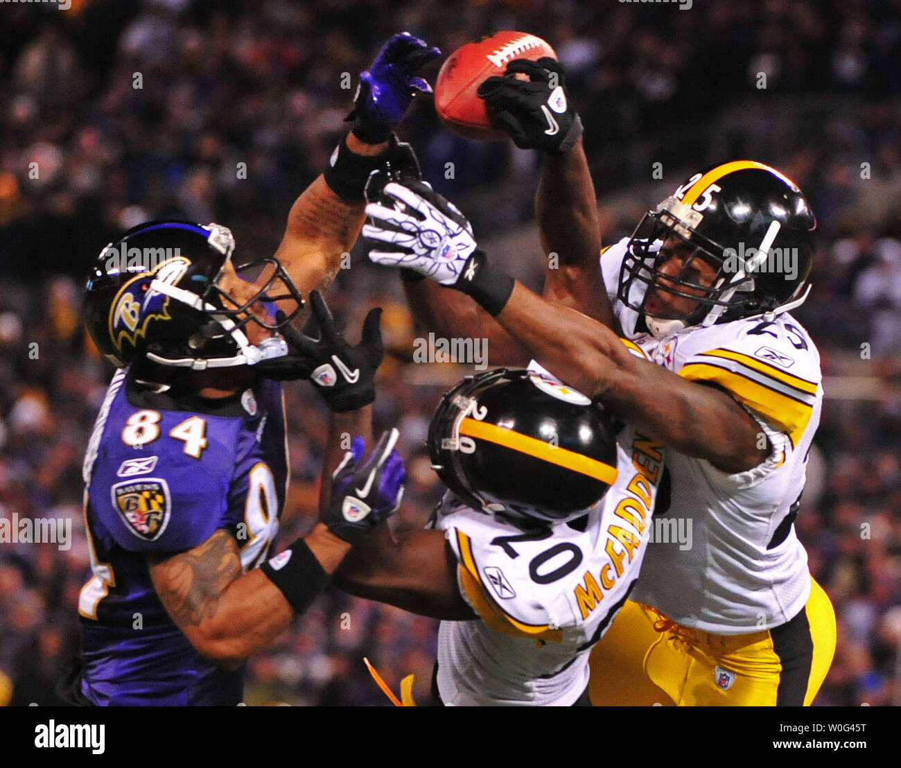 Pittsburgh Steelers' Bryant McFadden (20) e Ryan Clark (25) rompere un pass per la Baltimore Ravens' T.J. Houshmandzadeh durante il quarto trimestre a M&T Bank Stadium di Baltimora il 5 dicembre 2010. UPI/Kevin Dietsch Foto Stock