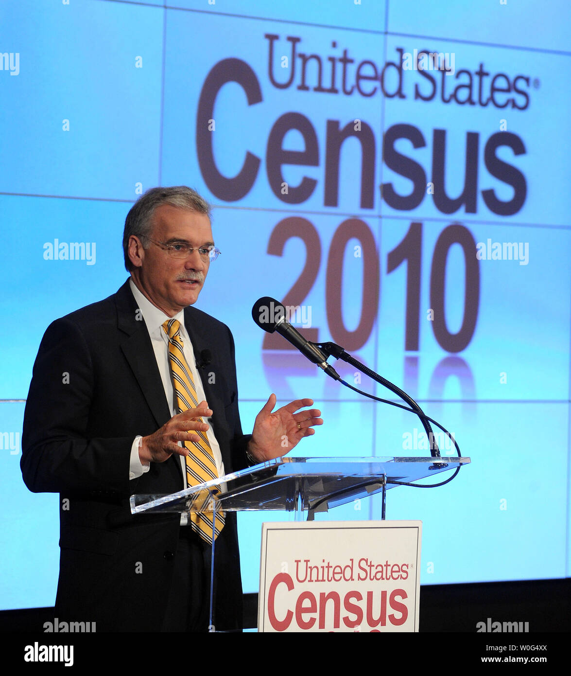 Census Bureau regista Robert Groves parla durante una conferenza stampa per rilasciare il primo set di 2010 i dati censuari a Washington il 21 dicembre 2010. UPI/Roger L. Wollenberg Foto Stock
