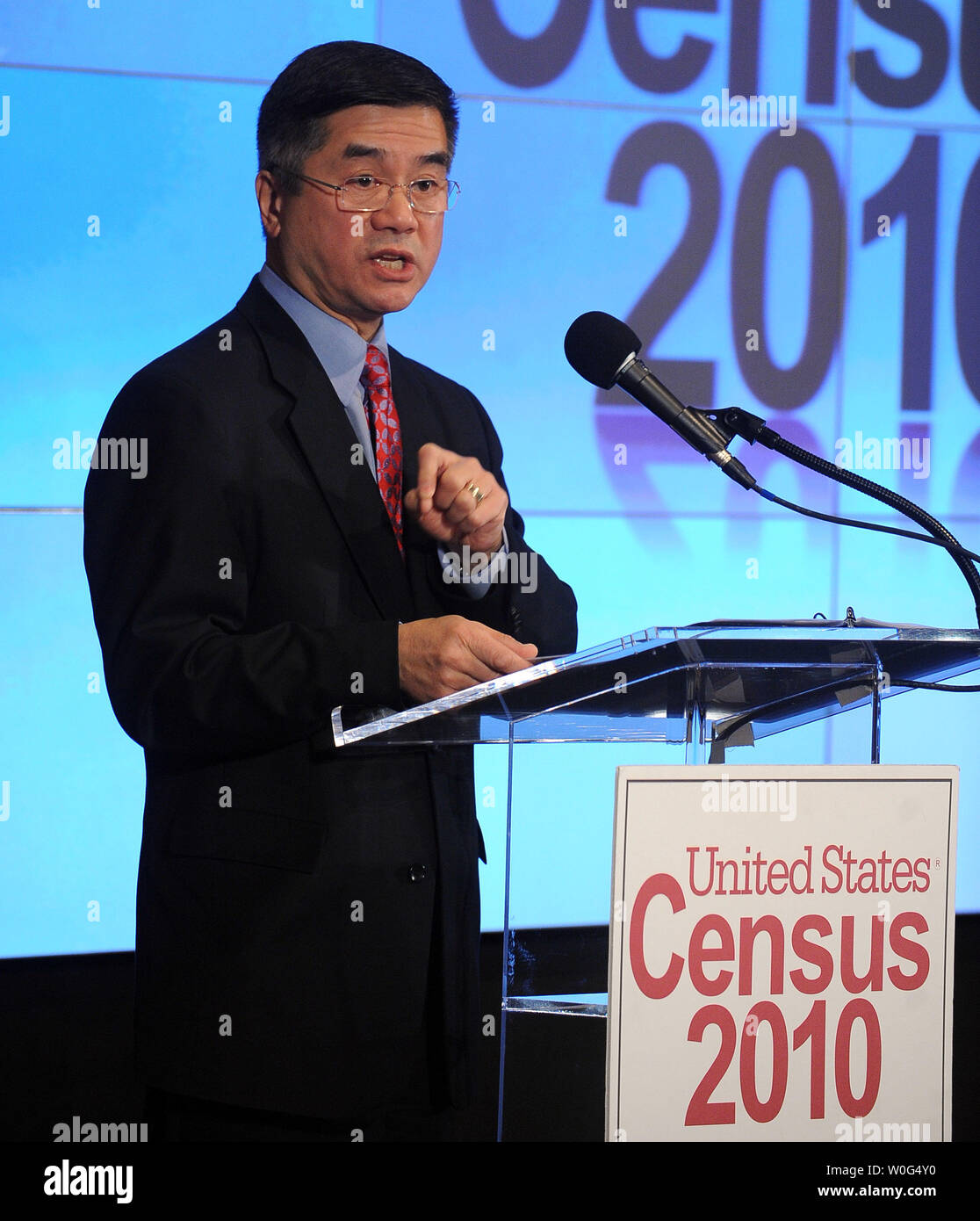 Segretario di Stato per il commercio Gary F. Locke parla durante una conferenza stampa per rilasciare il primo set di 2010 i dati censuari a Washington il 21 dicembre 2010. UPI/Roger L. Wollenberg Foto Stock