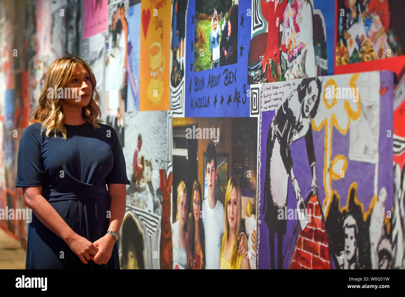 Brooke Kinsella MBE sorge da un murale dedicato a Ben Kinsella, dove ella è oggi il lancio di un nuovo anti-crimine coltello nel centro di Nottingham la giustizia Nazionale Museo, insieme con altri deputati del Ben Kinsella famiglia. Foto Stock