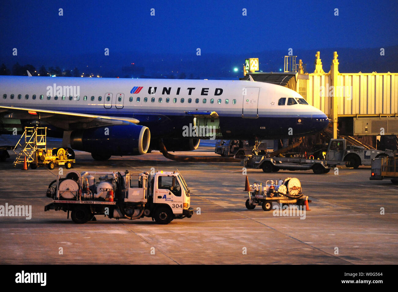 Un regno che il piano è visibile a terra all'Aeroporto Nazionale di Washington come una tempesta di neve ha ritardato o annullato la maggior parte dei voli per la regione, il 26 dicembre 2010. Una forte tempesta di neve è in movimento lungo la costa est degli Stati Uniti. UPI/Kevin Dietsch Foto Stock