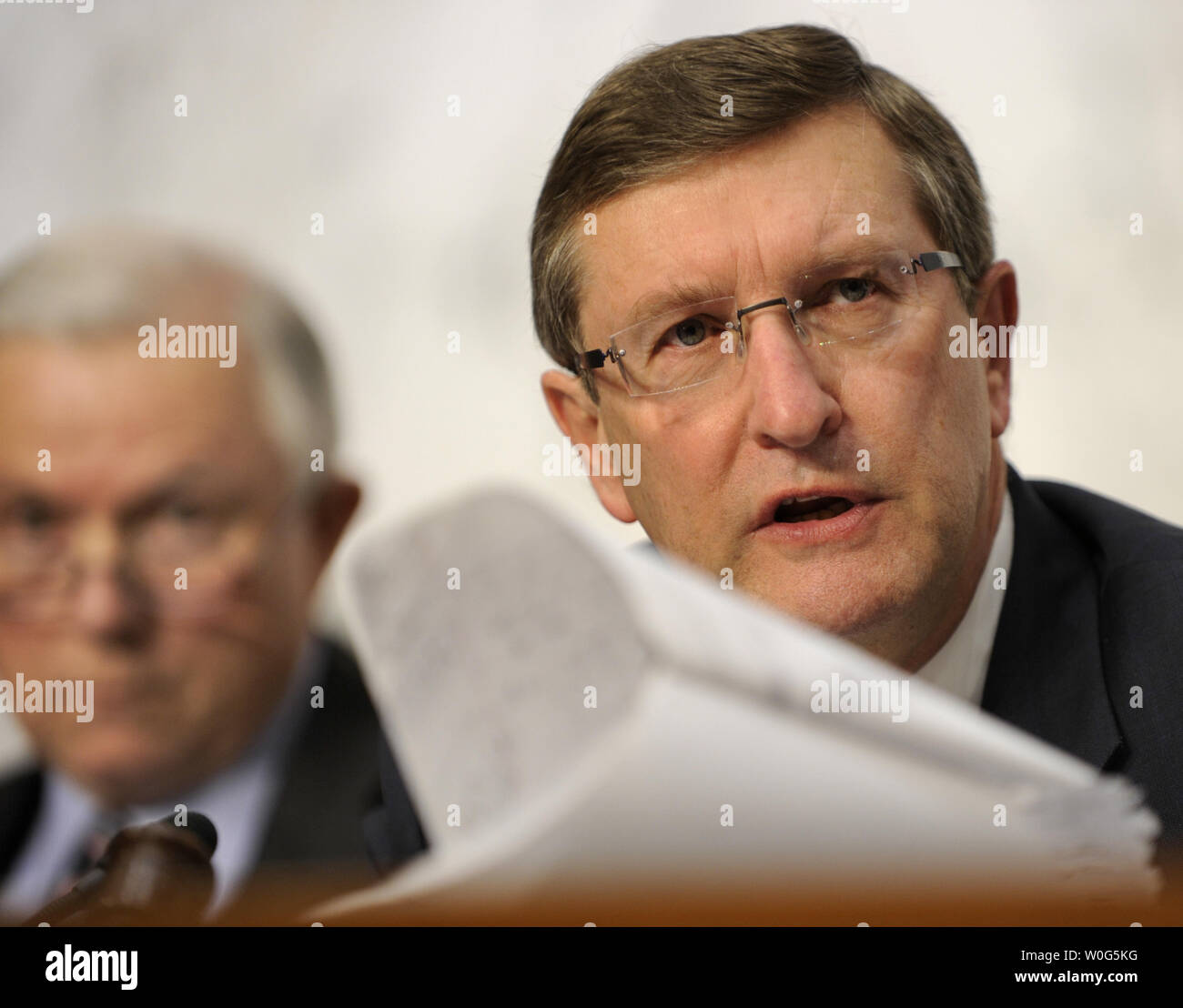 Presidente del Senato Comitato Bilancio Kent Conrad (D-ND), (R), fa un commento di classifica il repubblicano Jeff sessioni (Alabama)ascolta come essi assistere alle udienze con U.S. Federal Reserve Board Chairman Ben Bernanke, Gennaio 7,2011, sulla Capitol Hill, a Washington. Bernanke ha testimoniato su ' prospettive dell economia USA: Le sfide per la politica monetaria e fiscale ', come il reparto di lavoro rilasciato le ultime cifre relative all'occupazione, che mostra il tasso di disoccupazione è sceso dal 9,8 percento al 9,4 con speranze per un miglioramento dell'economia. UPI foto/Mike Theiler Foto Stock