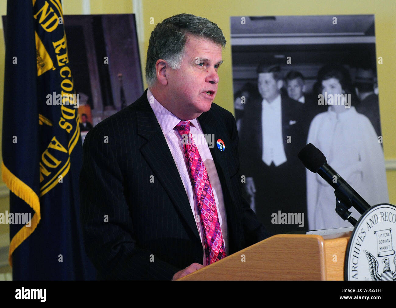 David Ferriero, archivista degli Stati Uniti, parla a un evento in cui gli archivi nazionali ha svelato la loro "l'accesso ad un lascito,' online un archivio digitale di alto interesse materiale dal Presidente John F. Kennedy e ufficiale di record personali, presso gli archivi nazionali a Washington il 13 gennaio 2011. La collezione consiste di fotografie, registrazioni audio, il parlato di bozze e altro materiale. UPI/Kevin Dietsch Foto Stock
