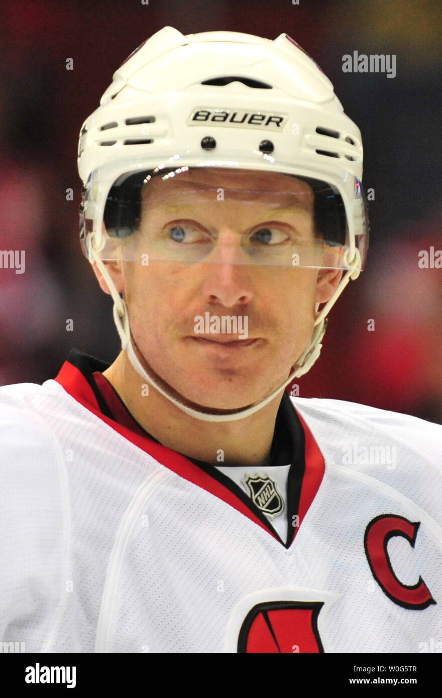 Senatori di Ottawa' Daniel Alfredsson gioca contro capitali di Washington al Verizon Center di Washington il 16 gennaio 2011. UPI/Kevin Dietsch Foto Stock