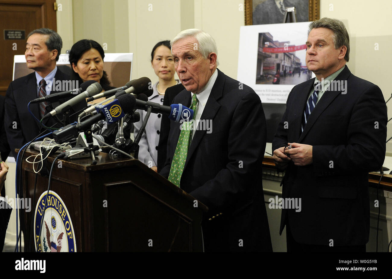 Sost. Frank Wolf, R-VA, parla mentre sost. Christopher Smith, R-N.J. appare come una coalizione dei diritti umani leader detiene una discussione riguardante la situazione dei diritti umani in Cina al Campidoglio di Washington il 18 gennaio 2011. Il presidente cinese Hu Jintao è arrivato oggi per una visita di Stato. UPI/Roger L. Wollenberg Foto Stock