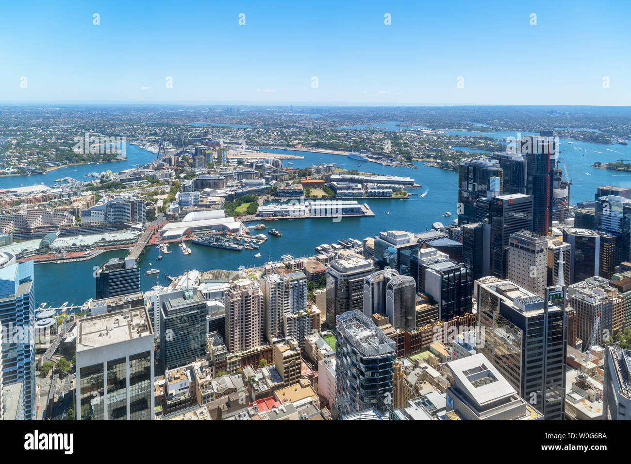 Vista dalla Torre di Sydney su Darling Harbour e il quartiere centrale degli affari (CBD), Sydney, Australia Foto Stock
