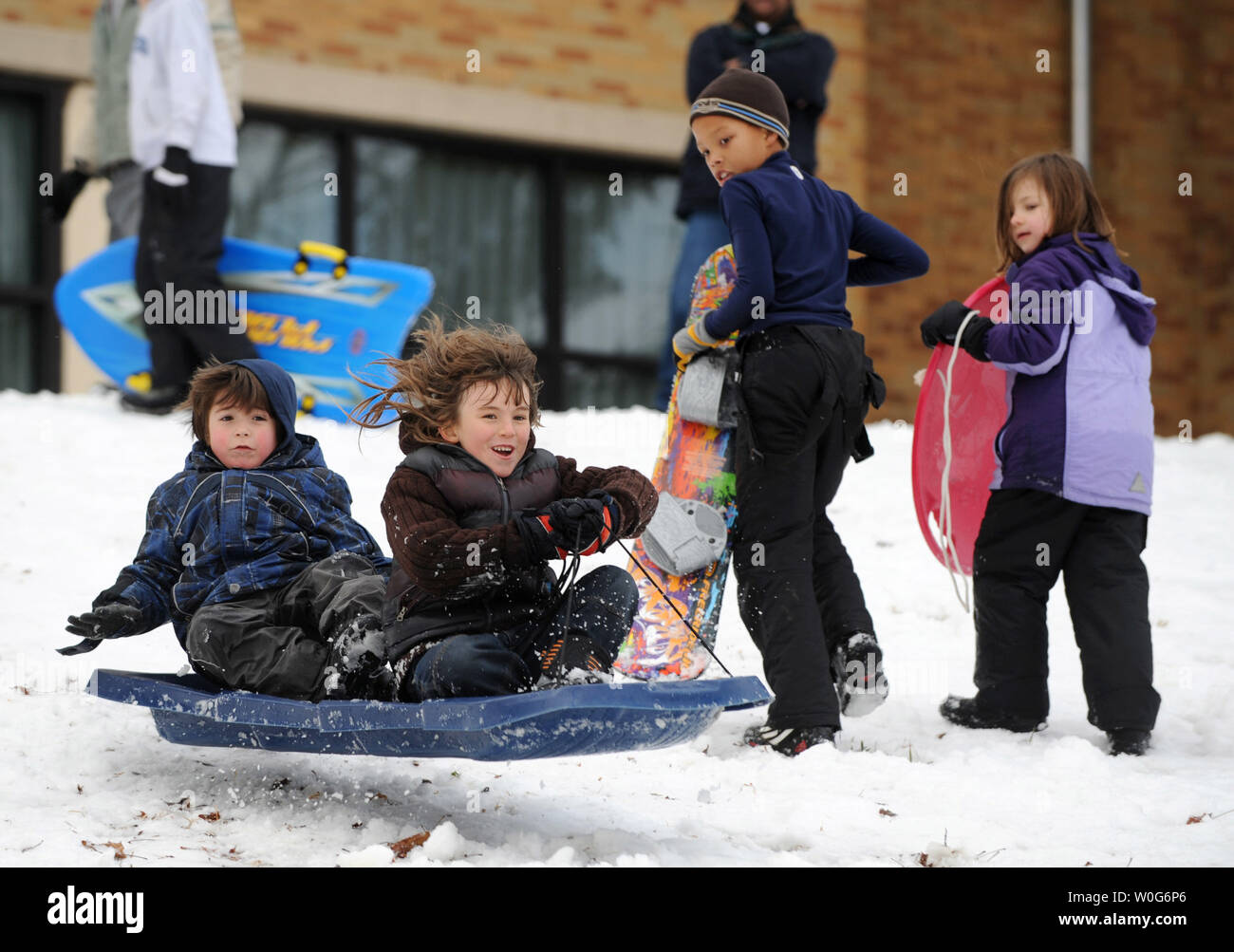 I bambini approfittano di una giornata fuori dalla scuola di sled ride in Rock Creek Park in Woodley Park sezione di Washington, DC il 27 gennaio 2011. Più di 300.000 clienti attorno alla capitale della nazione sono state senza alimentazione come un enorme tempesta di neve ricopriva la costa est degli Stati Uniti. UPI/Pat Benic Foto Stock