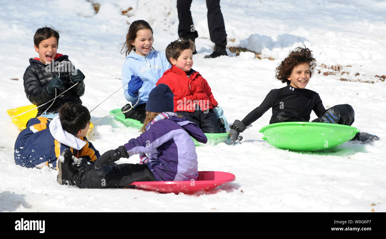 I bambini approfittano di una giornata fuori dalla scuola di sled ride in Rock Creek Park in Woodley Park sezione di Washington, DC il 27 gennaio 2011. Più di 300.000 clienti attorno alla capitale della nazione sono state senza alimentazione come un enorme tempesta di neve ricopriva la costa est degli Stati Uniti. UPI/Pat Benic Foto Stock