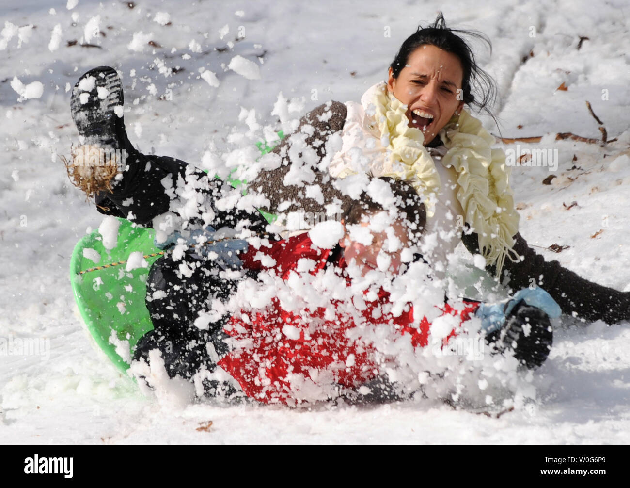 Una madre e un bambino di approfittare di un giorno fuori dalla scuola di sled ride in Rock Creek Park in Woodley Park sezione di Washington, DC il 27 gennaio 2011. Più di 300.000 clienti attorno alla capitale della nazione sono state senza alimentazione come un enorme tempesta di neve ricopriva la costa est degli Stati Uniti. UPI/Pat Benic Foto Stock