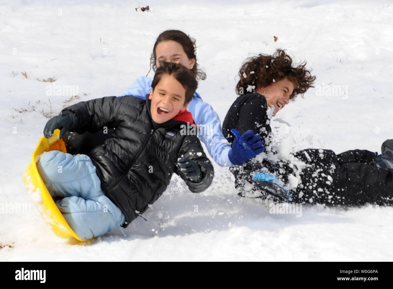 I bambini approfittano di una giornata fuori dalla scuola di sled ride in Rock Creek Park in Woodley Park sezione di Washington, DC il 27 gennaio 2011. Più di 300.000 clienti attorno alla capitale della nazione sono state senza alimentazione come un enorme tempesta di neve ricopriva la costa est degli Stati Uniti. UPI/Pat Benic Foto Stock