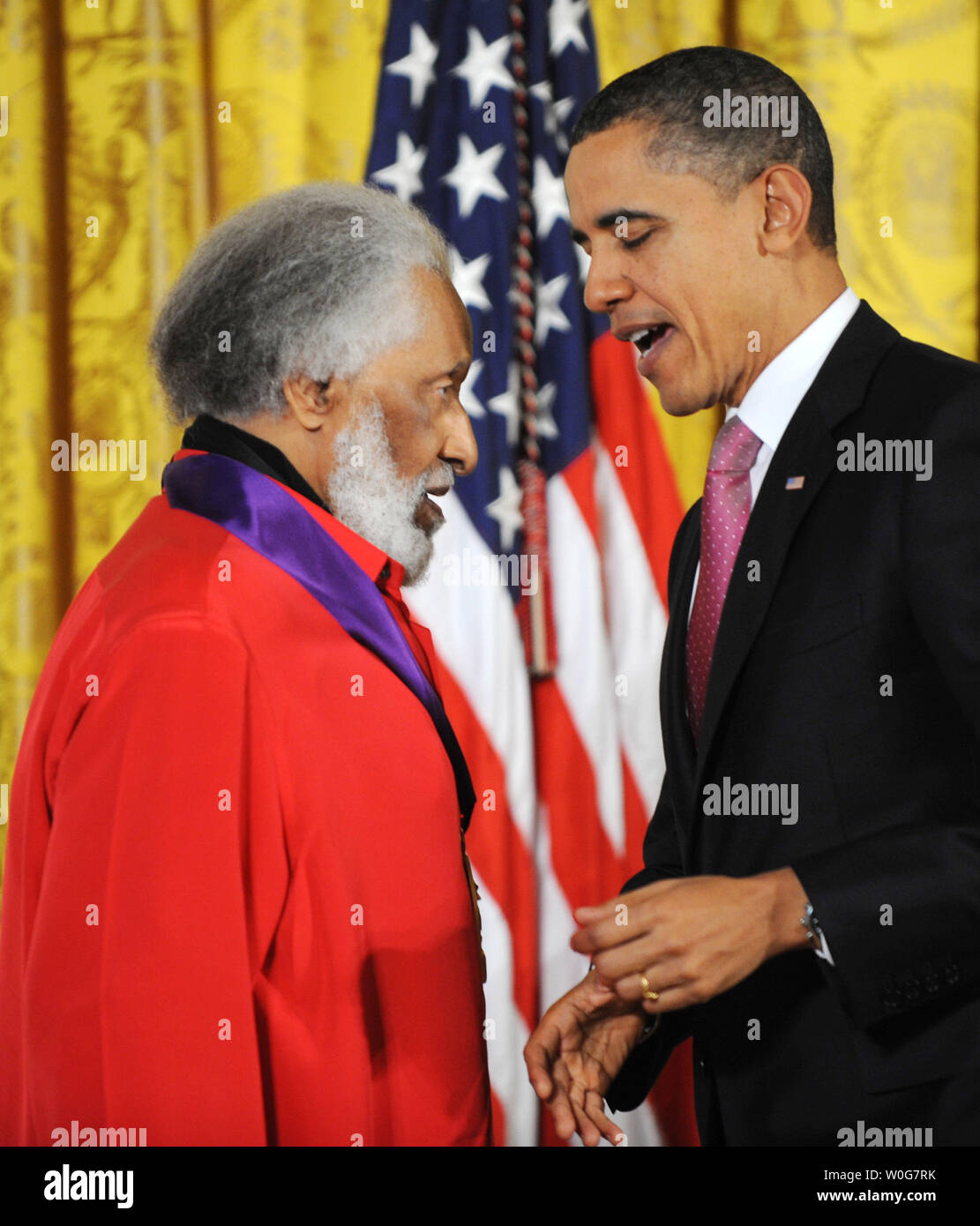 Il Presidente degli Stati Uniti Barack Obama presenta il 2010 National Medal of Arts per la leggenda del jazz Sonny Rollins nella Sala Est della Casa Bianca a Washington il 2 marzo 2011. I premi annuali sono gestite dalla dotazione nazionale per le arti. UPI/Pat Benic Foto Stock