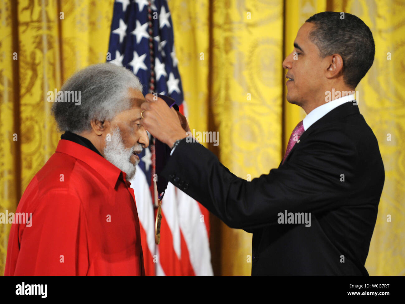 Il Presidente degli Stati Uniti Barack Obama presenta il 2010 National Medal of Arts per la leggenda del jazz Sonny Rollins nella Sala Est della Casa Bianca a Washington il 2 marzo 2011. I premi annuali sono gestite dalla dotazione nazionale per le arti. UPI/Pat Benic Foto Stock