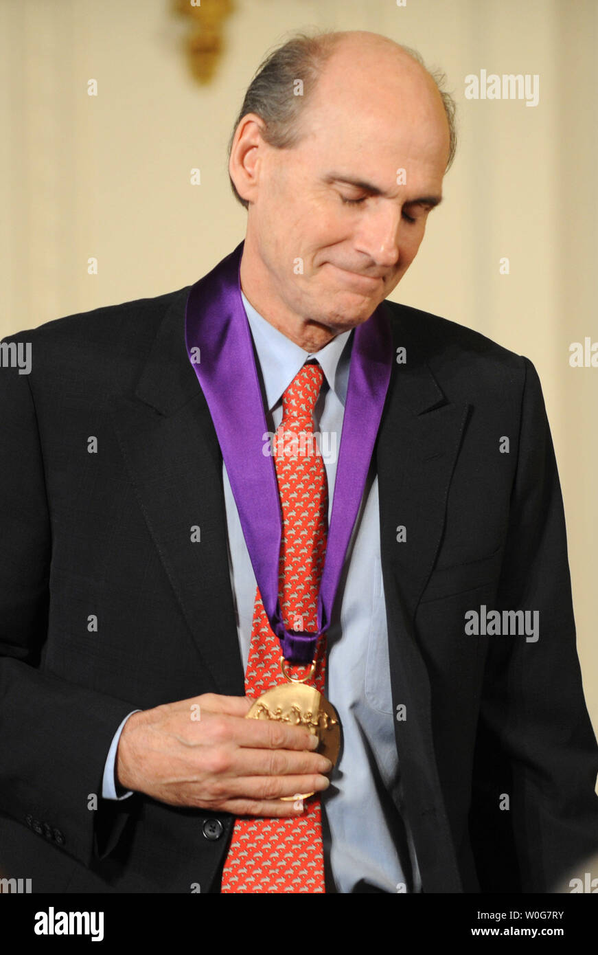 Musicista James Taylor mantiene la sua medaglia, dopo il Presidente degli Stati Uniti Barack Obama ha presentato il 2010 National Medal of Arts a lui nella Sala Est della Casa Bianca a Washington il 2 marzo 2011. I premi annuali sono gestite dalla dotazione nazionale per le arti. UPI/Pat Benic Foto Stock