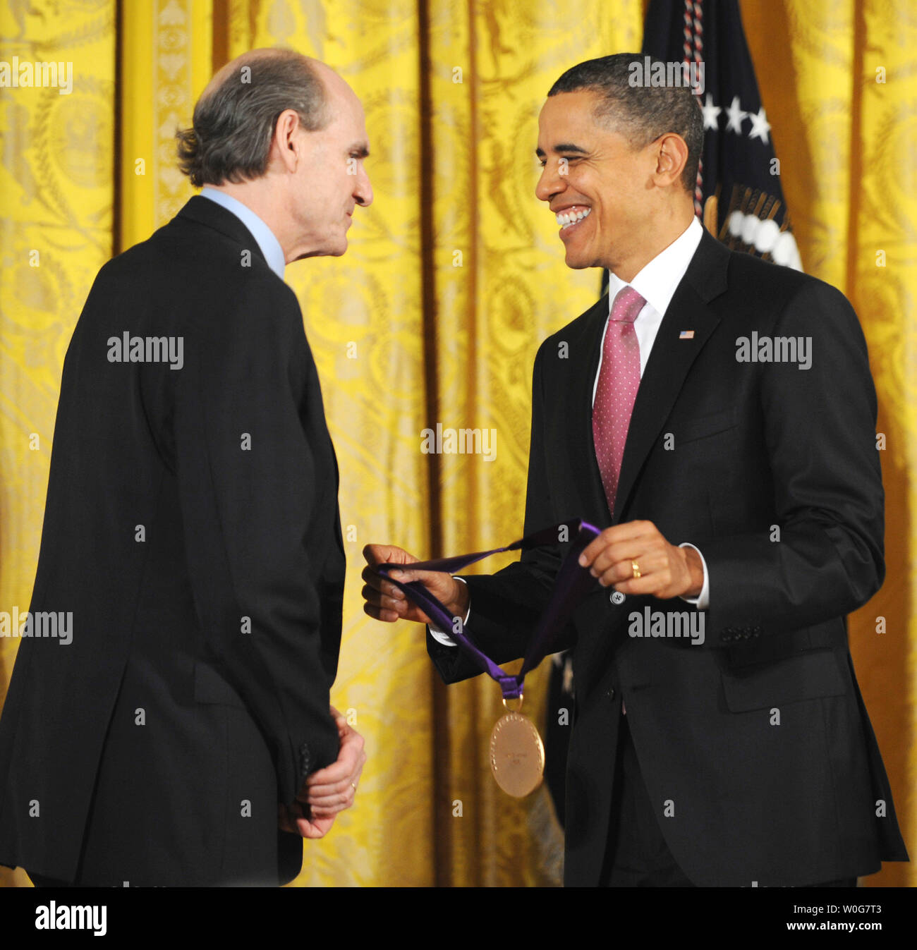 Il Presidente degli Stati Uniti Barack Obama presenta il 2010 National Medal of Arts del musicista James Taylor nella Sala Est della Casa Bianca a Washington il 2 marzo 2011. I premi annuali sono gestite dalla dotazione nazionale per le arti. UPI/Pat Benic Foto Stock