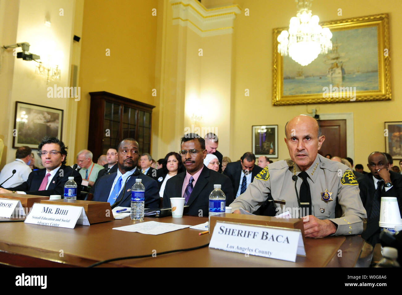 Los Angeles County Sheriff Leroy Baca (R), Abdirizak Bihi (2nd-R), direttore dell'Educazione Somalo e Social Advocacy Center, Melvin Bledsoe (2nd-L), di cui fu figlio radicalized da estremisti musulmani e Zuhdi Jasser, un medico e presidente e fondatore della American Forum Islamico per la democrazia, testimoniano durante una casa Homeland Security audizione del Comitato sulla misura di radicalizzazione in American comunità musulmana e la risposta della comunità, sul colle del Campidoglio di Washington il 10 marzo 2011. UPI/Kevin Dietsch Foto Stock