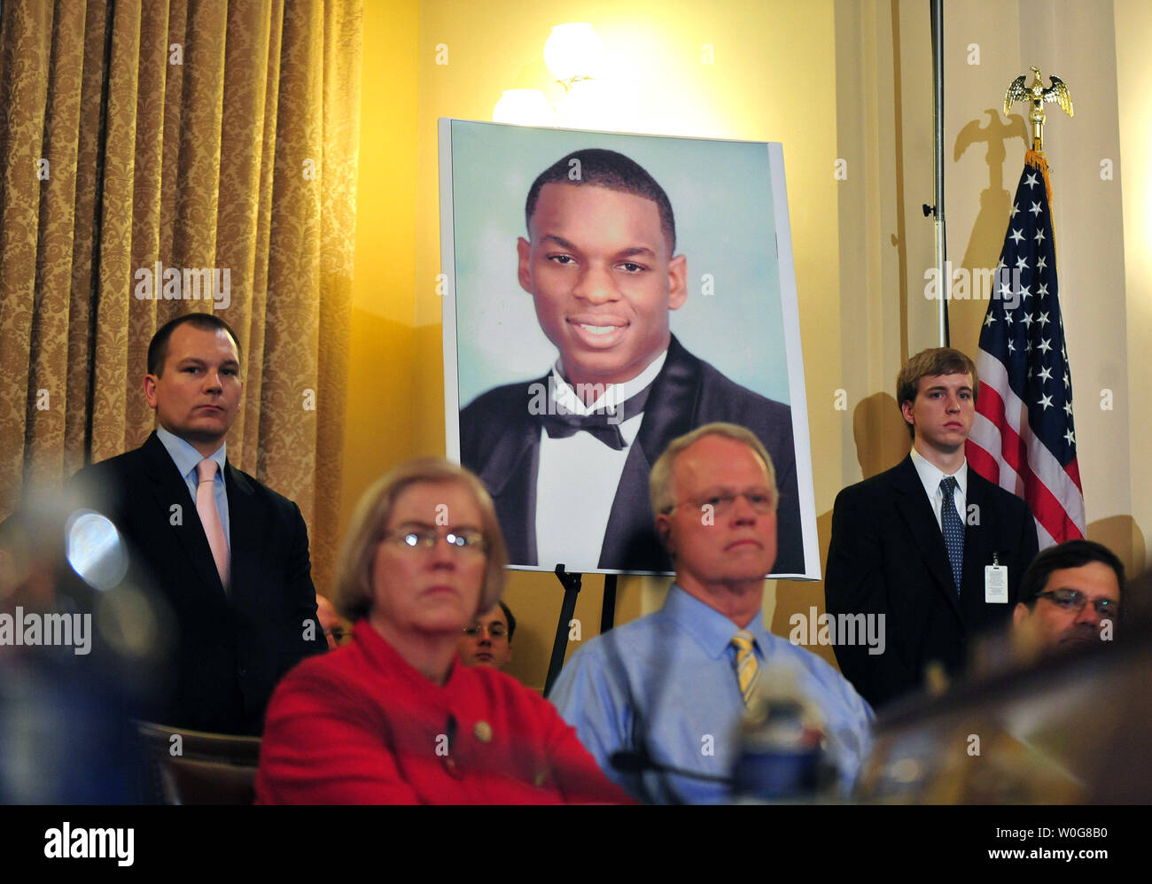 Una foto di Carlos Bledsoe, cui era radicalized da estremisti musulmani, è visto come il suo padre Melvin Bledsoe testimonia durante una casa Homeland Security audizione del Comitato sulla misura di radicalizzazione in American comunità musulmana e la risposta della comunità, sul colle del Campidoglio di Washington il 10 marzo 2011. UPI/Kevin Dietsch Foto Stock